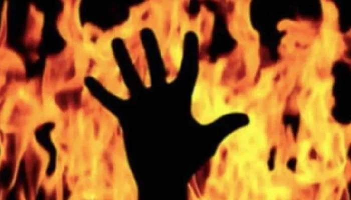 অন্তঃসত্ত্বা স্ত্রীকে বিছানার সঙ্গে দড়ি দিয়ে বেঁধে পুড়িয়ে মারল স্বামী