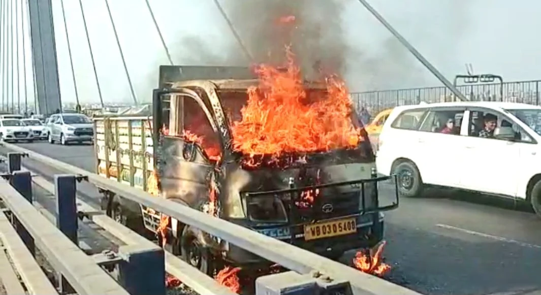    BREAKING NEWS:  দ্বিতীয় হুগলী সেতুতে দাউদাউ করে জ্বলছে আগুন