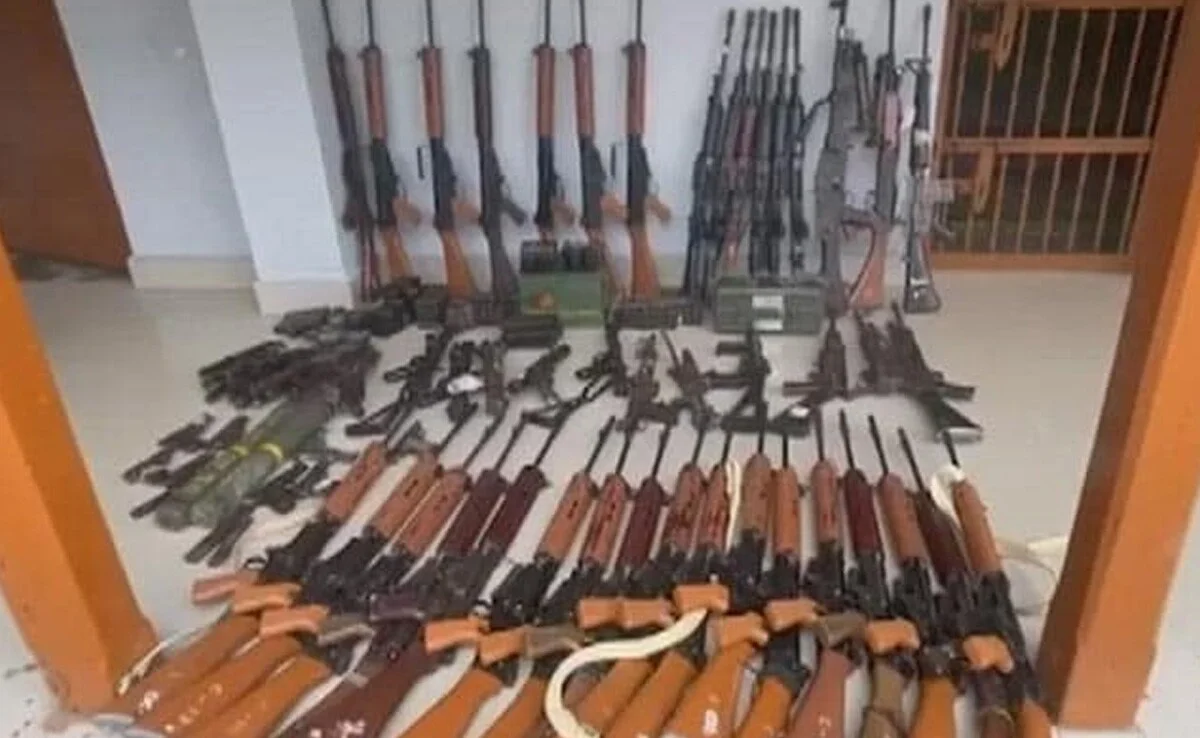 মণিপুরে অস্ত্র সমর্পণ, ৫ জেলায় উঠল কারফিউ