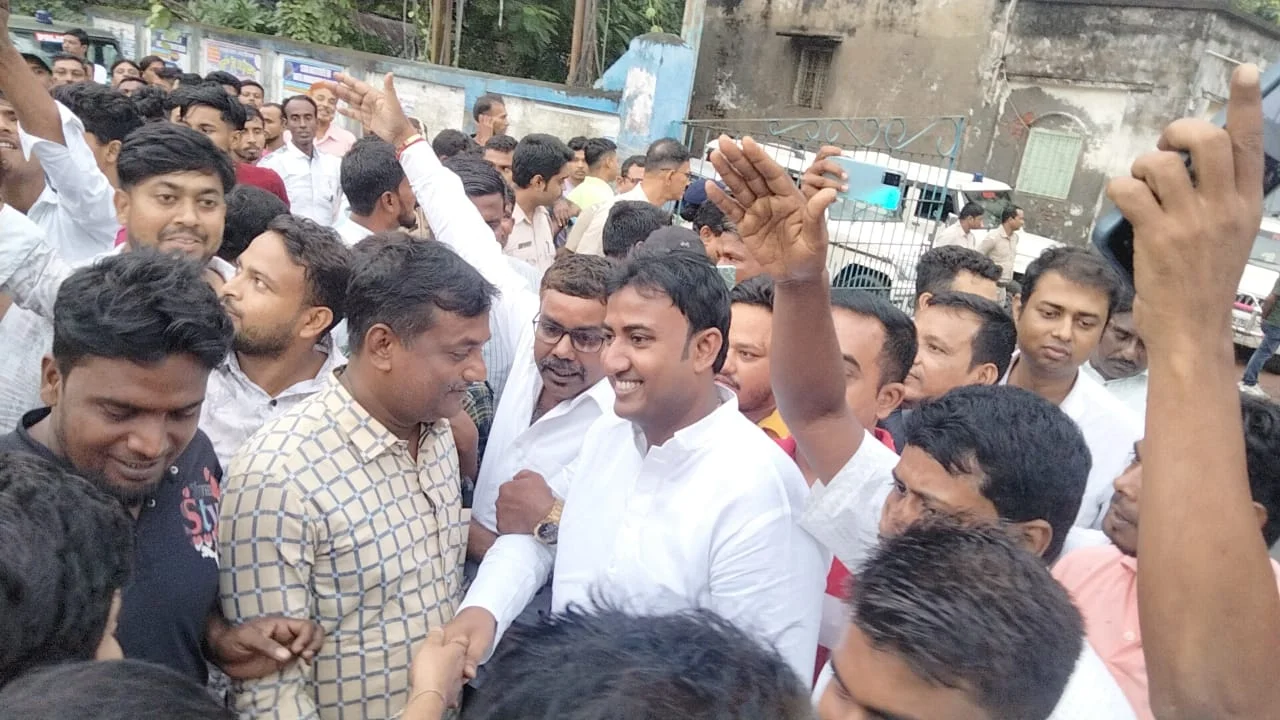 হাজার কর্মী সমর্থকদের নিয়ে নমিনেশন জমা দিল হাড়োয়ার তৃণমূল প্রার্থী