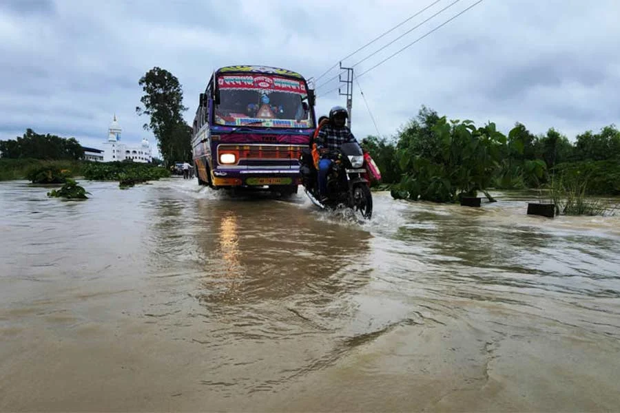 গোঘাটের বিভিন্ন এলাকা প্লাবিত, বন্যার আশঙ্কা খানাকুলেও