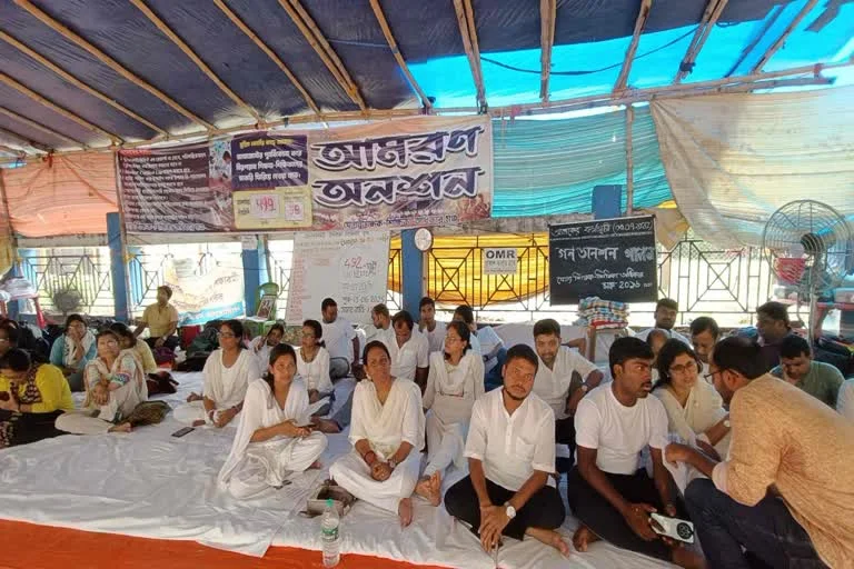 নবান্ন অভিযানে ফের উত্তাল চাকরিহারা শিক্ষকরা, রিভিউ পিটিশনের মাধ্যমে চাকরি ফেরতের দাবি