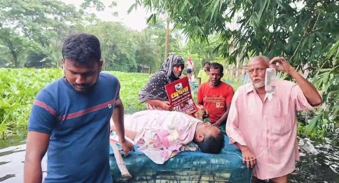 কলার ভেলা যখন অ্যাম্বুলেন্স, হাসপাতালে রোগী নিয়ে যেতে জল যন্ত্রণায় বাদুড়িয়ার গ্রাম