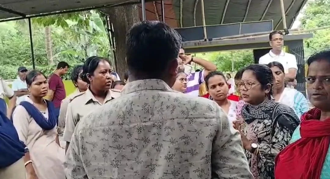 আমাদের পাড়া আমাদের সমাধানের শিবিরে এসে বিক্ষোভের মুখে তৃনমূল কাউন্সিলার