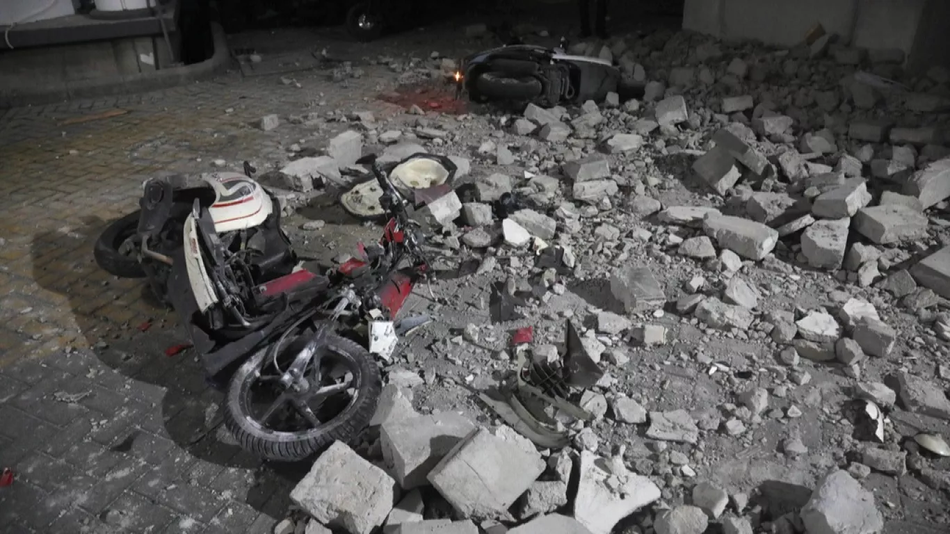 Indonesia earthquake: ভয়াবহ ভূমিকম্পে কেঁপে উঠল ইন্দোনেশিয়া, আহত ২৯