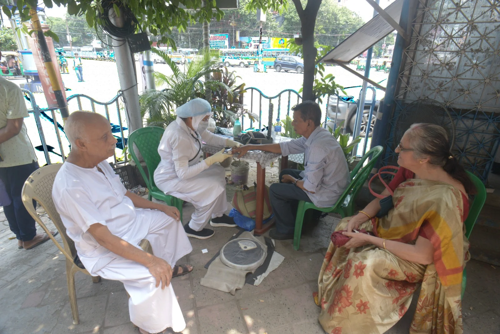 অসুখ প্রতিরোধের জন্য সচেতনতার পাঠ দেন কলকাতার নাইটিঙ্গেল গীতা দে