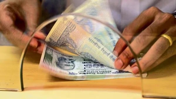 টাকার রেকর্ড পতন, বিস্মিত অর্থনীতিবিদরা