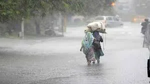 নিম্নচাপ ও ঘূর্ণাবর্তের জেরে কলকাতা সহ দক্ষিণবঙ্গে এখনও চলবে দুর্যোগ