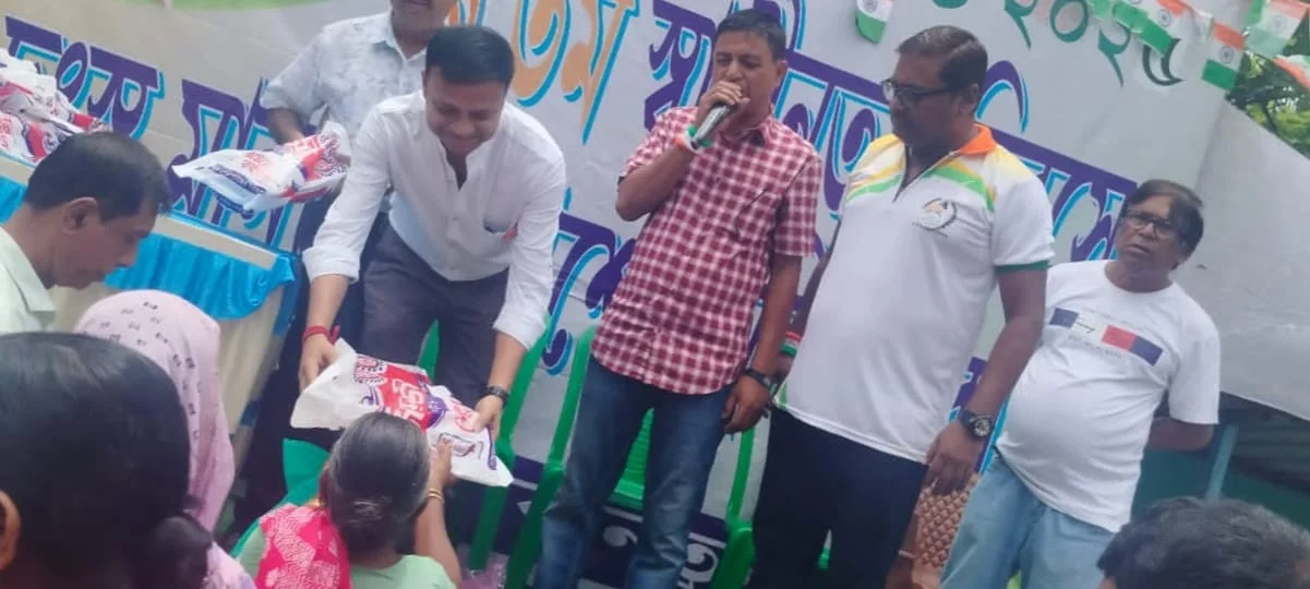 স্বাধীনতা দিবস -এ দুস্থদের পাশে আলিঙ্গন ক্লাব