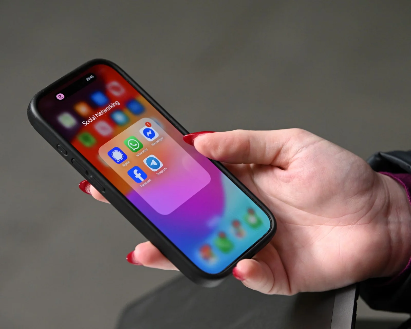 NEPAL-এ নিষিদ্ধ সোশ্যাল মিডিয়া, সংসদ ভবনে ঢুকে বিক্ষোভ তরুণ-তরুণীদের