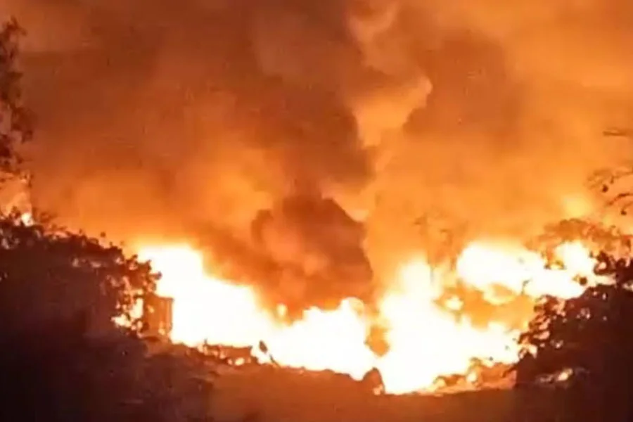 গাড়ির যন্ত্রাংশ তৈরির কারখানায় অগ্নিকাণ্ড, আগুন নিয়ন্ত্রনে দমকলের ছটি ইঞ্জিন