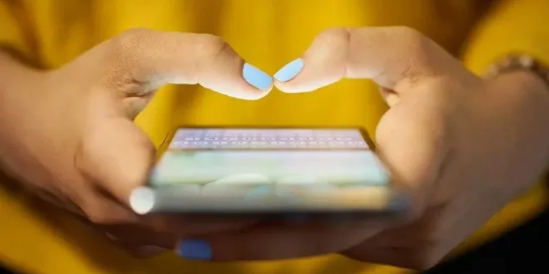 রিল–গেমের নেশায় রাত জাগা, ব্যথায় কাবু যুবসমাজের হাত-আঙুল