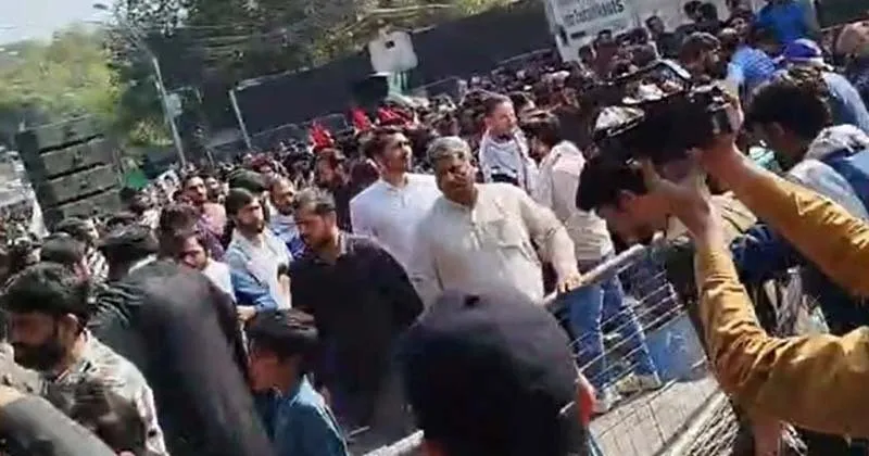 করাচির পর লাহোরেও মার্কিন কনস্যুলেটের সামনে বিক্ষোভ-সংঘর্ষ