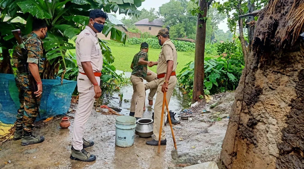 আবগারী ও পুলিশের যৌথ উদ্যোনগে বেআইনি মদ উদ্ধার নলহাটিতে