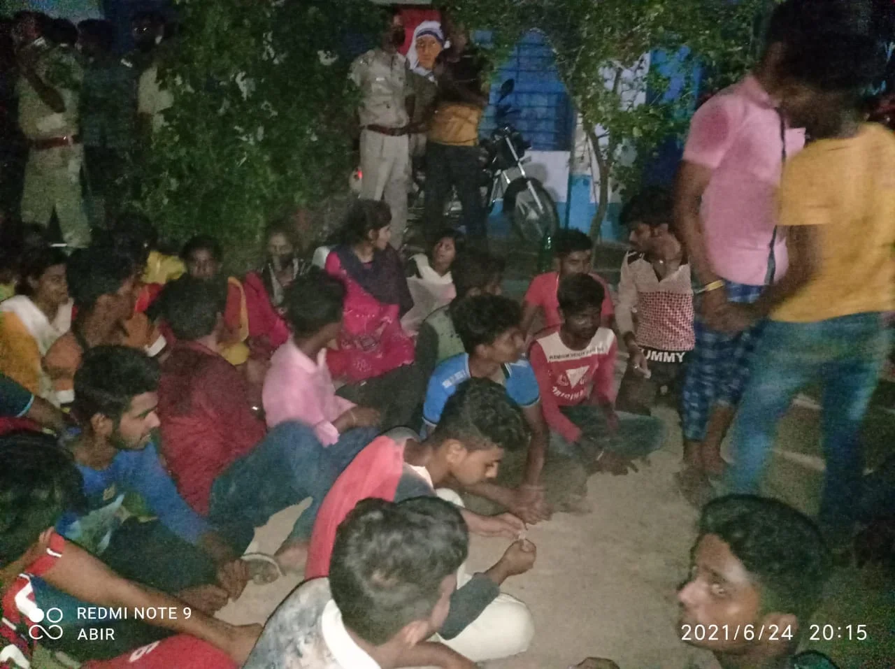 অভ্যন্তরীণ মূল্যায়নে কম নম্বর দেওয়ার অভিযোগ, বীরভূমে একটি স্কুলে প্রধান শিক্ষককে ঘেরাও করলেন ছাত্ররা