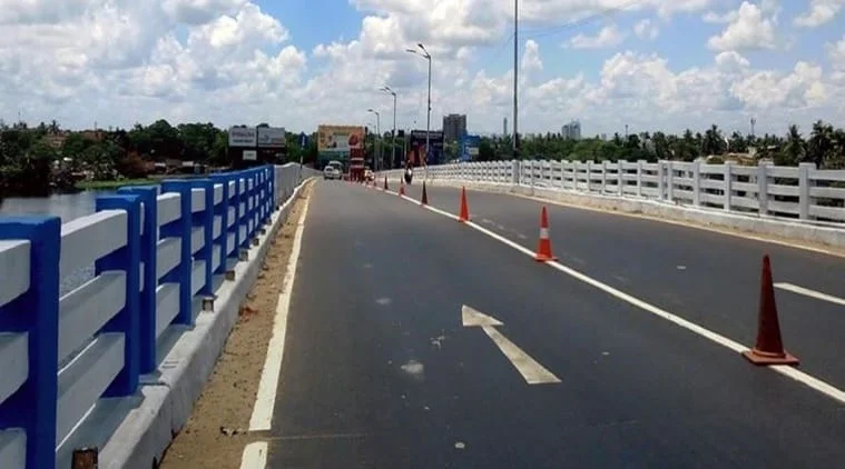 ভোররাতে দুর্ঘটনা, সাঁতরাগাছি ব্রিজের রেলিং ভেঙে ৩০ ফুট নিচে পড়ল লরি, নিখোঁজ চালক ও খালাসি