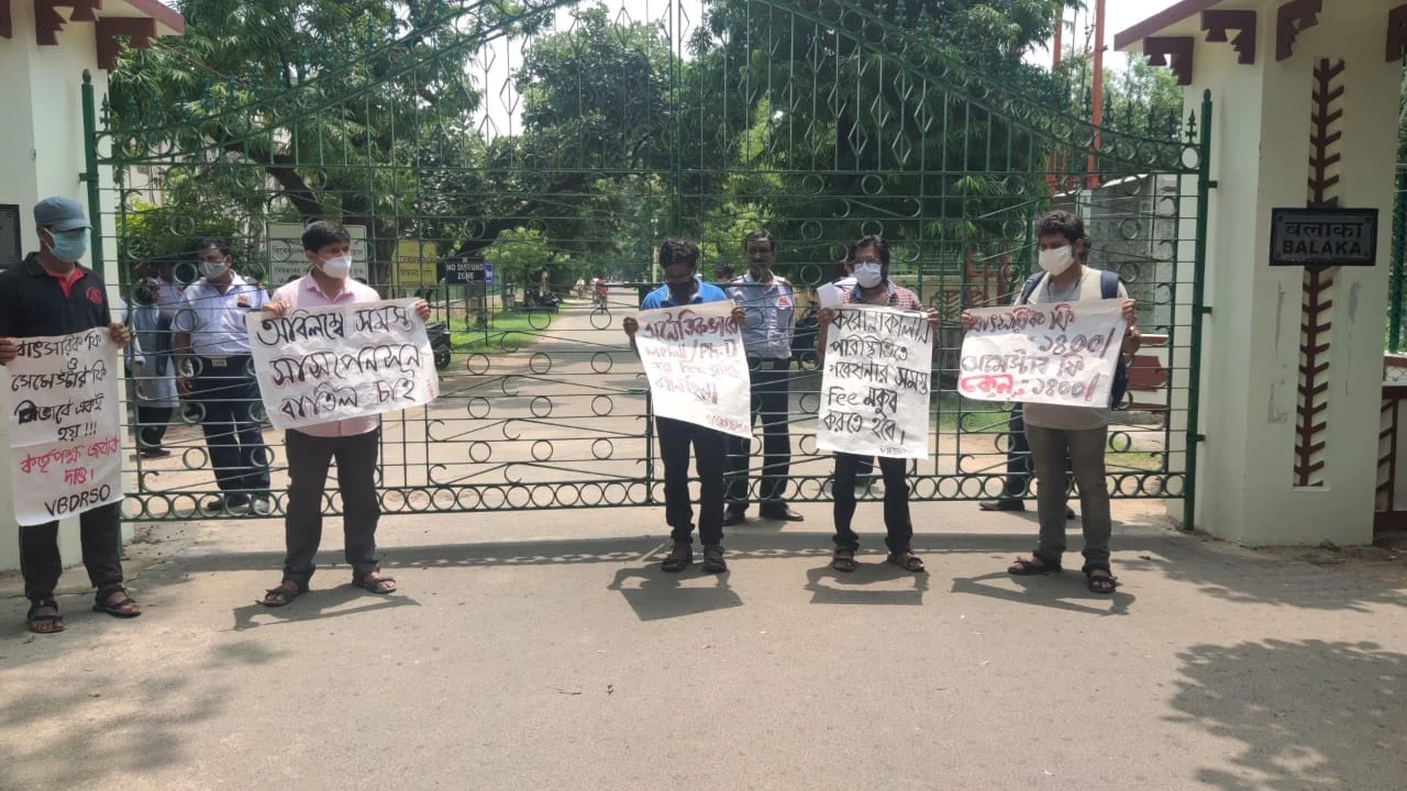 ছাত্র আন্দোলনের জের বিশ্বভারতীতে পিএইচডি কোর্স ফী হ্রাস পেল