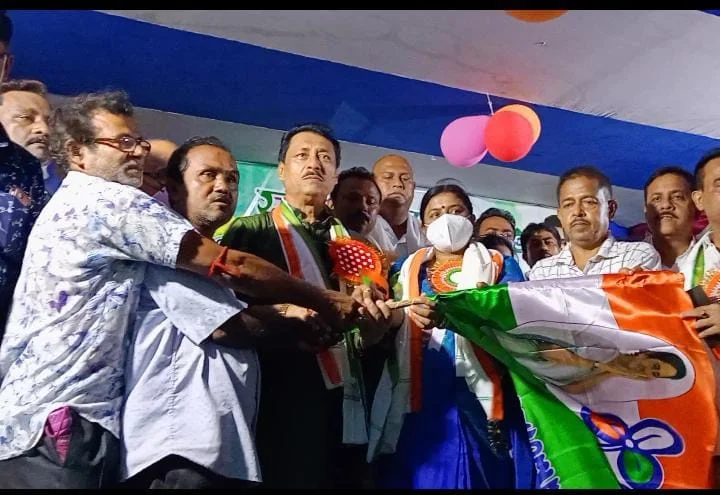 বাদুড়িয়ার রামচন্দ্রপুরে সিপিএম ও বিজেপির কয়েকশো কর্মী-সমর্থকের তৃণমূলে যোগদান