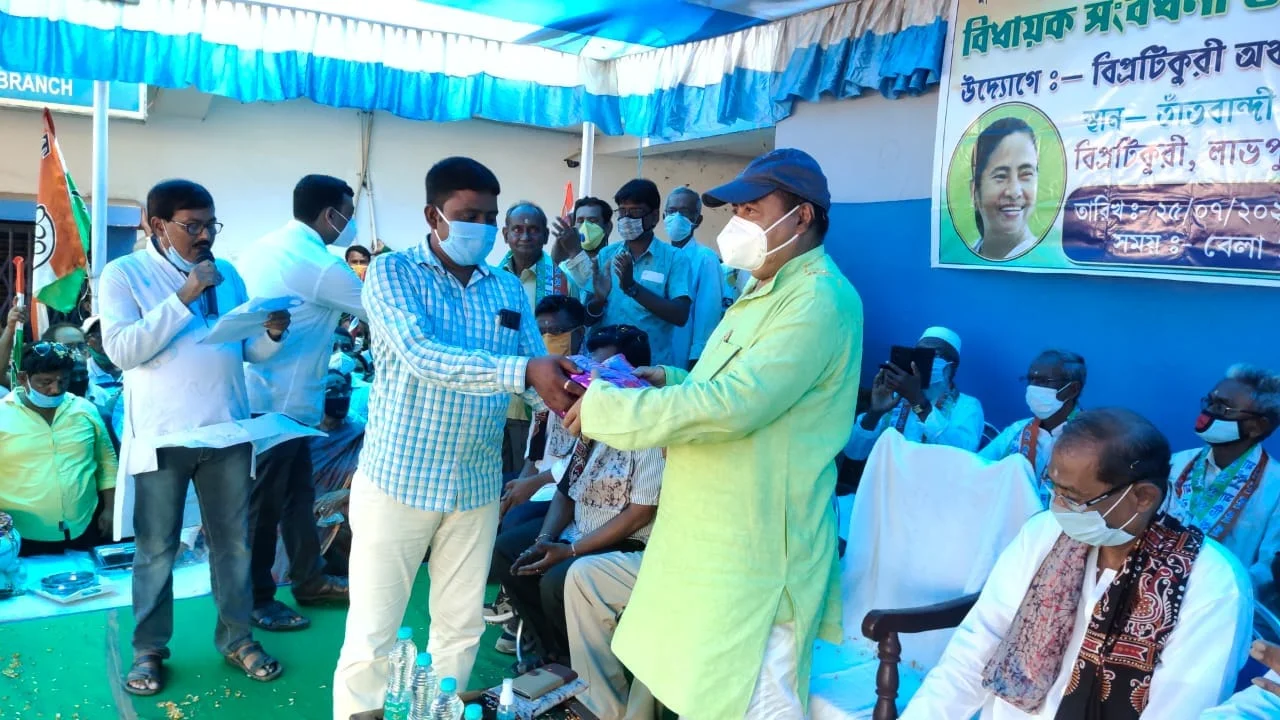 বিজেপি কর্মীদের আনুষ্ঠানিক ভাবে তৃণমূলে যোগাদান