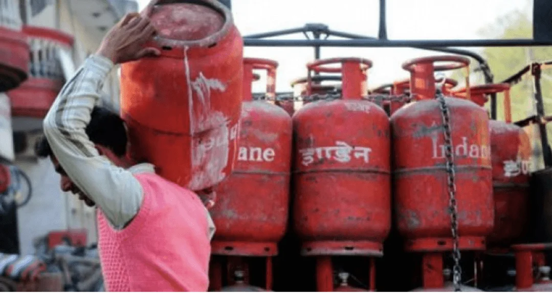 মধ্যবিত্তের চিন্তা বাড়িয়ে ফের কলকাতায় বাড়ল রান্নার গ্যাসের দাম
