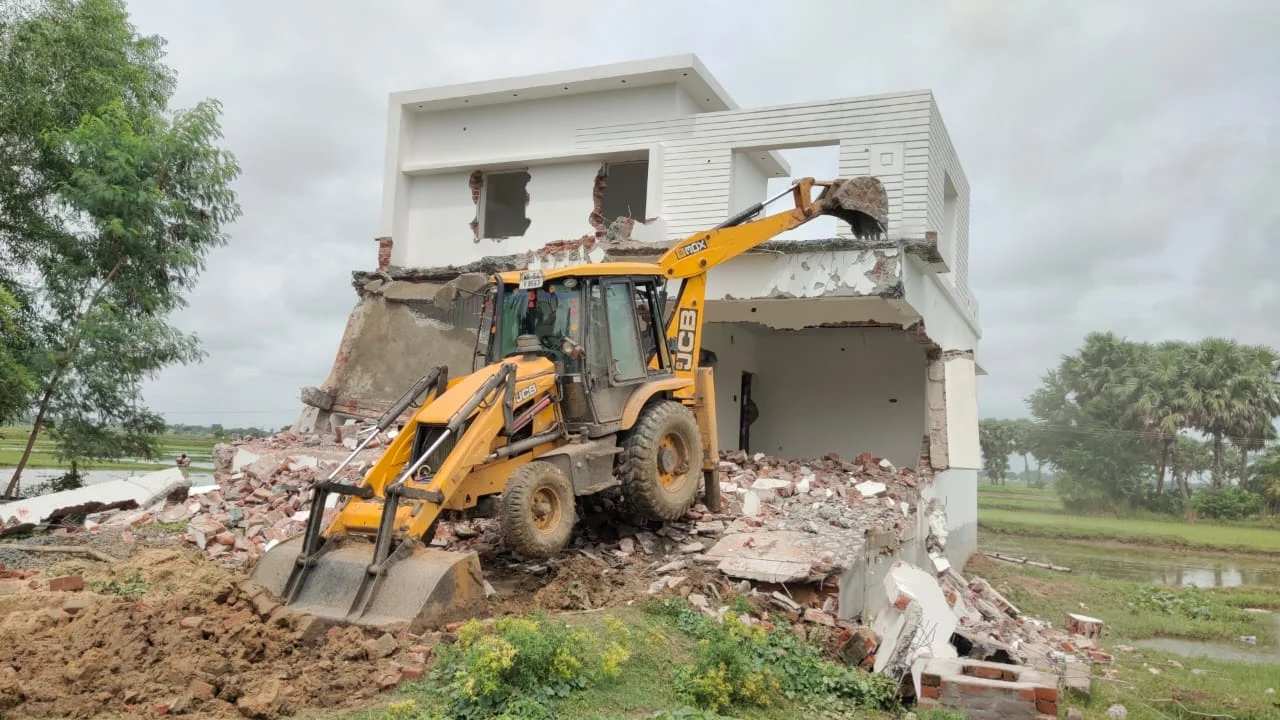 হাইকোর্টের নির্দেশে, অবৈধ নির্মাণ ভাঙল প্রশাসন