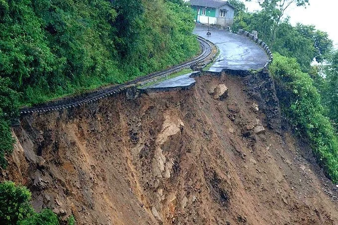 কালিম্পং ও শিলিগুড়িতে ধস, প্রাণহানি ২ শ্রমিকের