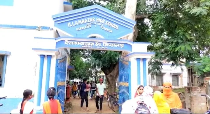 রেজাল্ট না পেয়ে হাতে ফর্ম ফিলাপের ফিজ নিয়ে ছাত্র বিক্ষোভ ইলামবাজার উচ্চ বিদ্যালয়ে