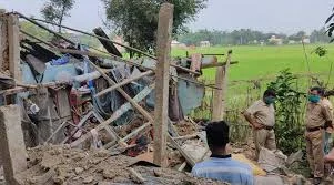 বোমা বিস্ফোরণে ভেঙে পড়ল মাটির বাড়ি , আহত ৩