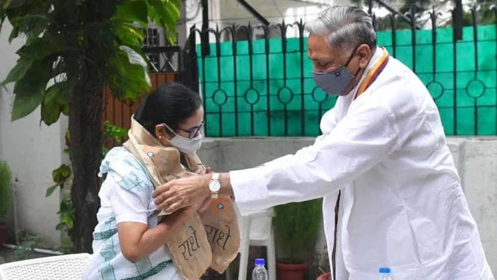 দিল্লি পৌঁছেই হাওয়ালা যোদ্ধা বিনীতের সঙ্গে সাক্ষাৎ মমতার