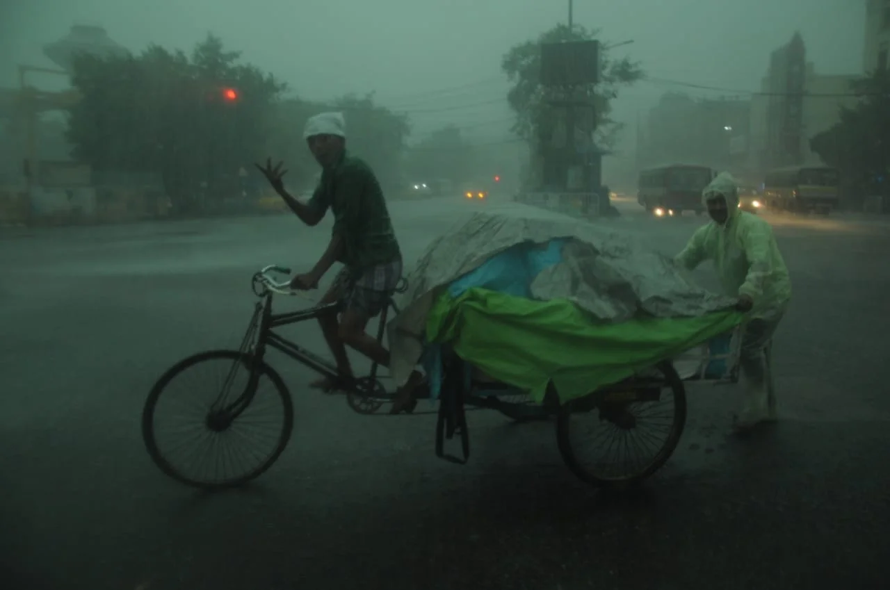 দুপু্রেই নামল রাতের অন্ধকার, কলকাতা শহরজুড়ে বজ্রবিদ্যুৎ সহ বৃষ্টি