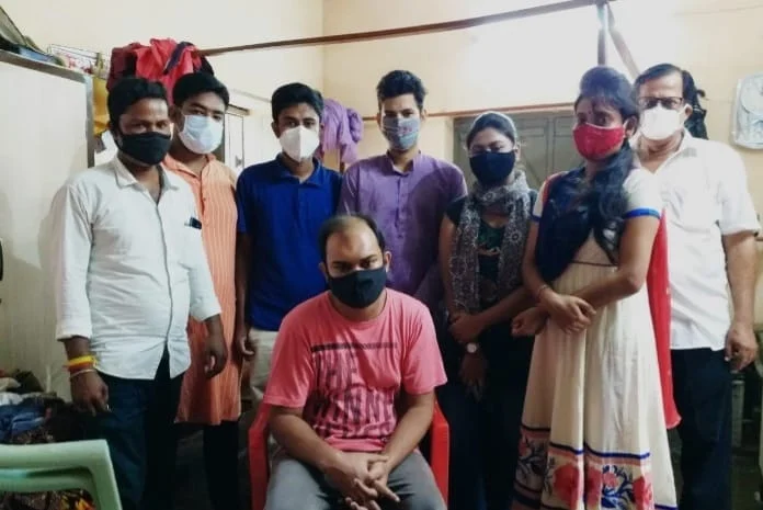 এভাবেও জন্মদিন পালন করা যায়, রেড ভলেন্টিয়ার্সদের হাতে সঞ্চিত অর্থ তুলে দিল ছোট্টুর পরিবার