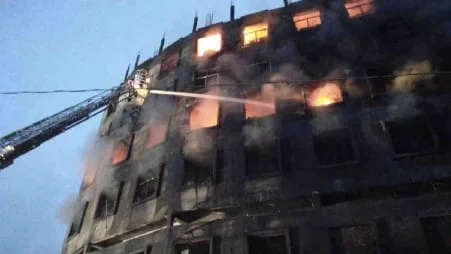 বাংলাদেশে ফলের রসের কারখানায় বিধ্বংসী আগুন, মৃত ৫২, আহত বহু, বাঁচতে উপর থেকে ঝাঁপ