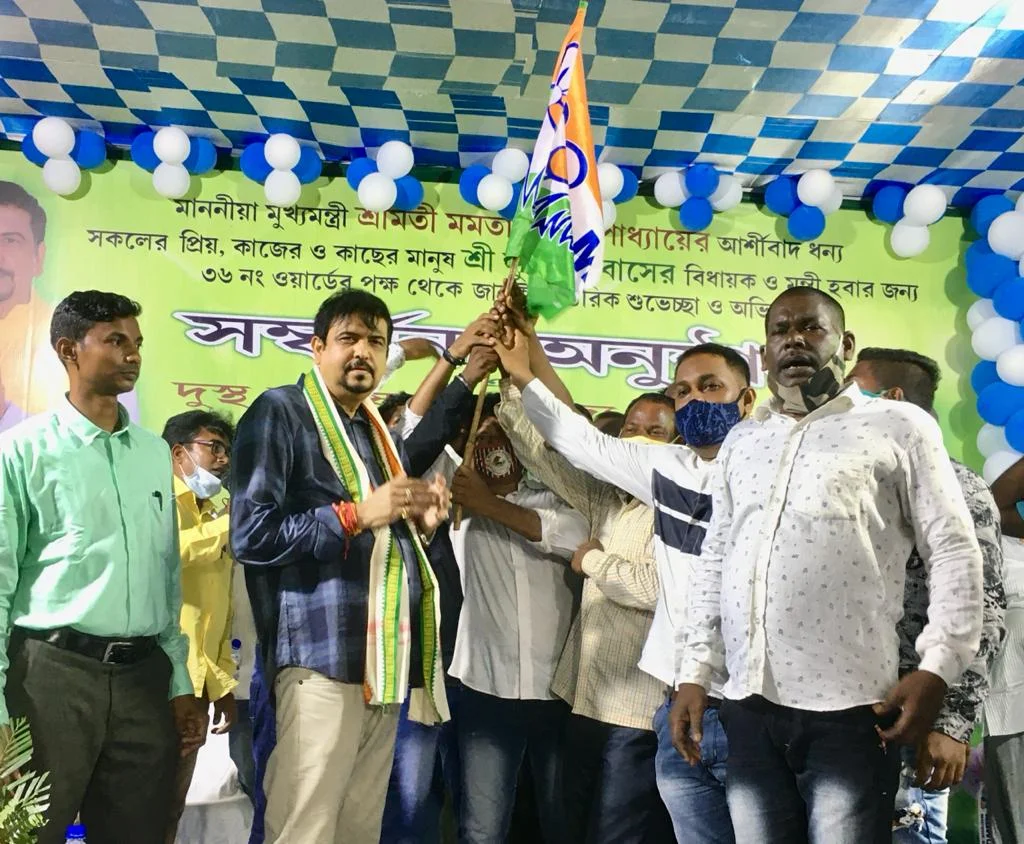 বিধাননগরে মন্ত্রী সুজিত বসুর হাত ধরে বিজেপি ছেড়ে তৃণমূলে শতাধিক কর্মী