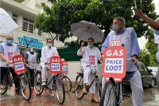 পেট্রোপণ্যের মূল্যবৃদ্ধির বিরুদ্ধে অভিনব প্রতিবাদ, সাইকেল চালিয়ে সংসদে গেলেন তৃণমূল  সাংসদরা