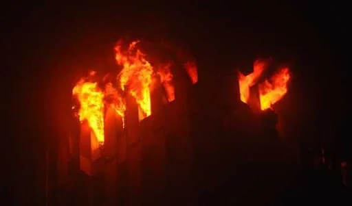 ট্যাংরায় রাবার ও প্লাস্টিক কারখানায় বিধ্বংসী আগুন, দ্রুত আগুন নিয়ন্ত্রণে ব্যস্ত দমকলর্মীরা