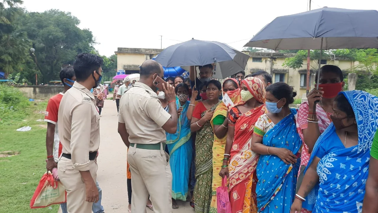 ভ্যাকসিন নিয়ে  হয়রানির অভিযোগ বোলপুর প্রাথমিক স্বাস্থ্য কেন্দ্রে