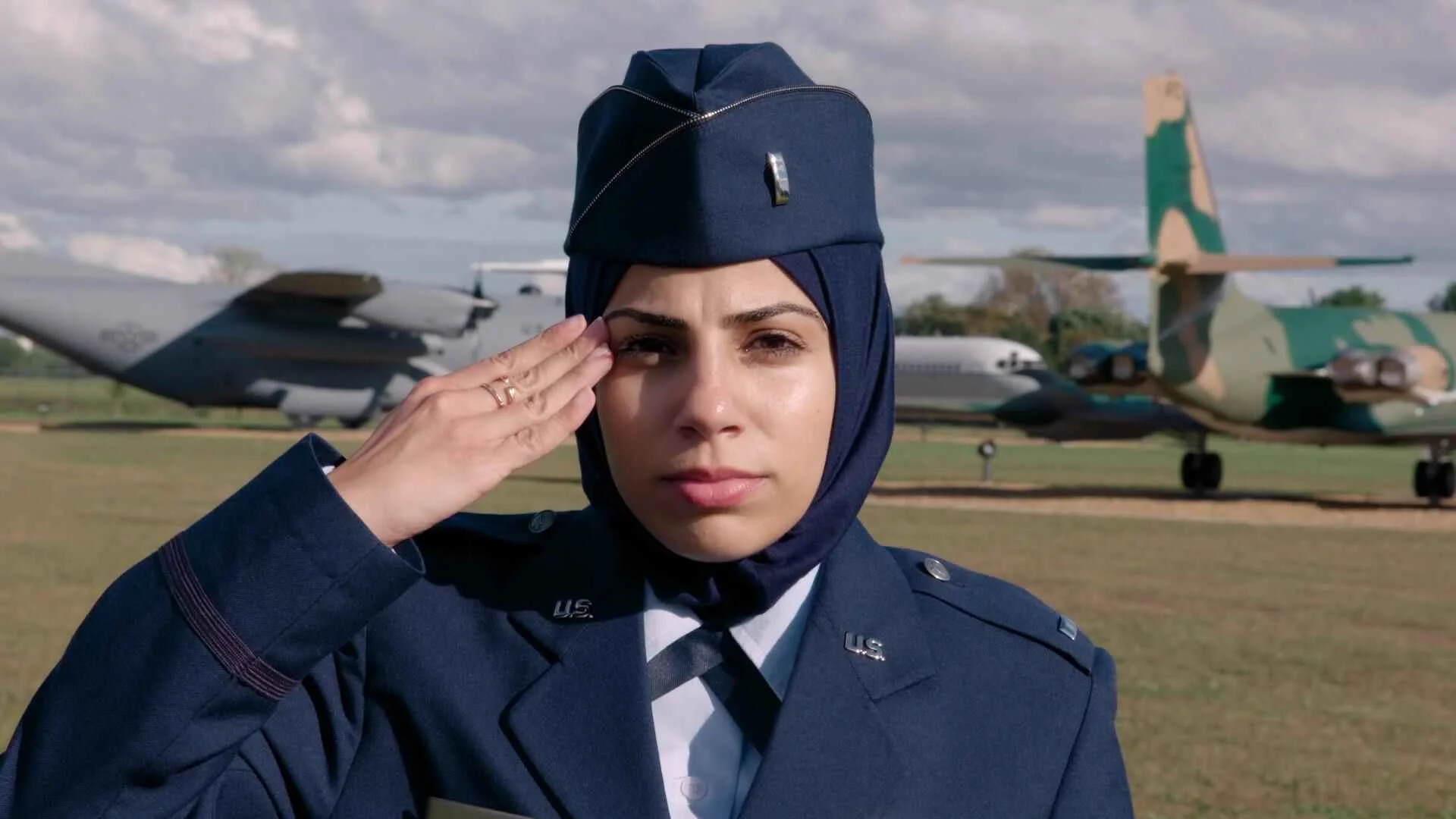 গর্বের সঙ্গে হিজাব পরে মার্কিন বিমানবাহিনীর দায়িত্বে ক্যাপ্টেন মায়সা উজা