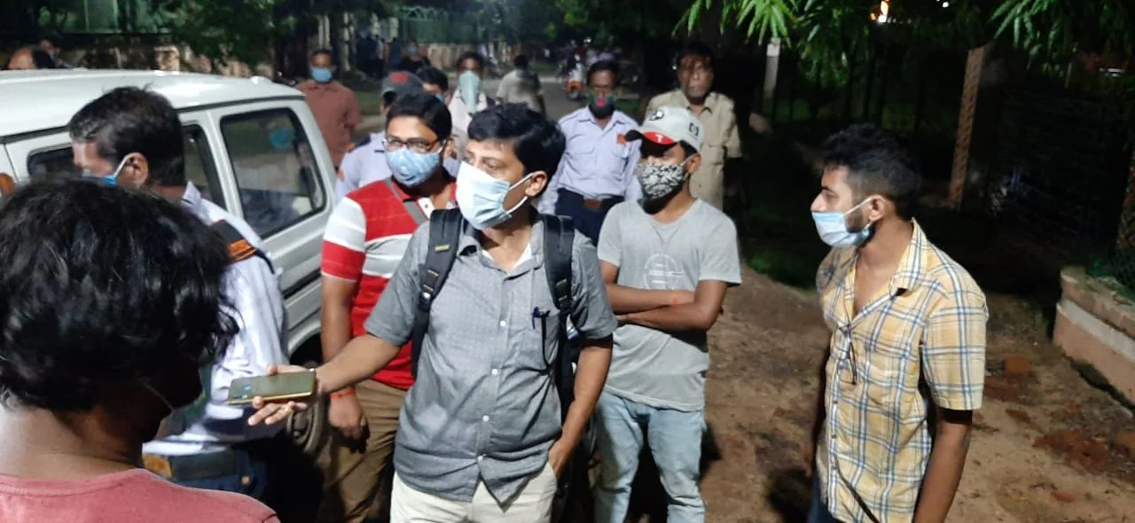 বিশ্বভারতী পড়ুয়া বহিষ্কার ইস্যুতে উপাচার্যকে ঘেরাও