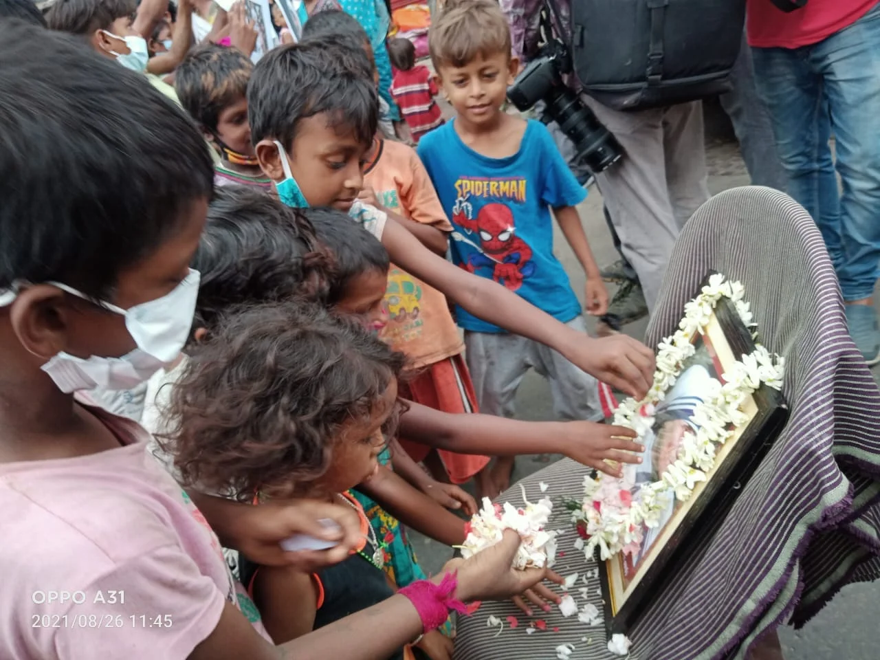 মাদার টেরেসার জন্মদিন উপলক্ষ্যে পথশিশুদের নিয়ে স্বেচ্ছাসেবী সংগঠনের বিশেষ অনুষ্ঠান