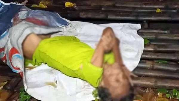 লজ্জা! বৃদ্ধা মাকে প্লাস্টিকে মুড়ে রাস্তায় ফেলে দিয়ে গেল মেয়ে