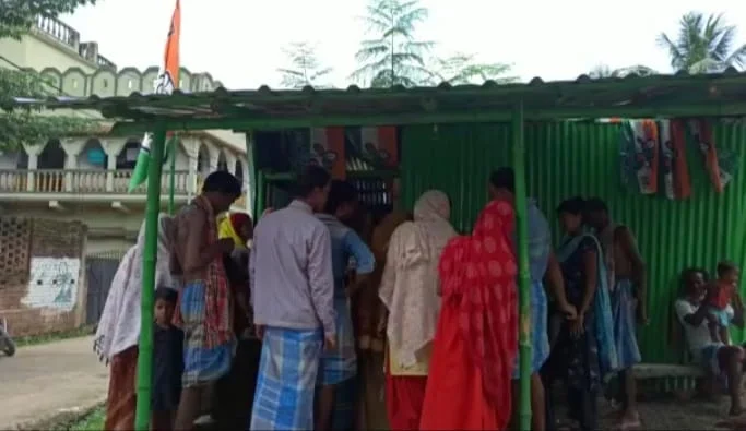 সরকারি নির্দেশ অগ্রাহ‍্য করে নলহাটিতে দলীয় কার্যালয়ে রেশন কার্ডে আধার লিঙ্ক