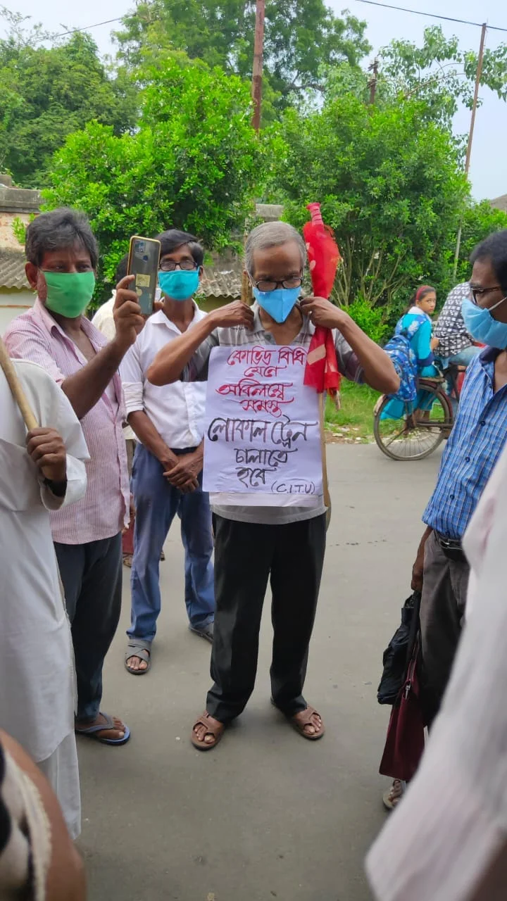 লোকাল ট্রেন চালানোর দাবিতে বাউড়িয়া স্টেশনমাস্টারের কাছে স্মারকলিপি দিল সিটু
