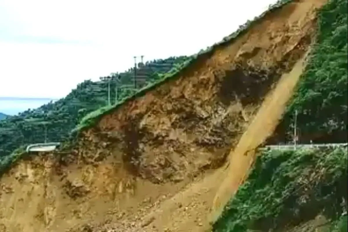 ডুয়ার্সে ধস, মর্মান্তিক মৃত্যু সেনা জওয়ানের, জখম আরও ১