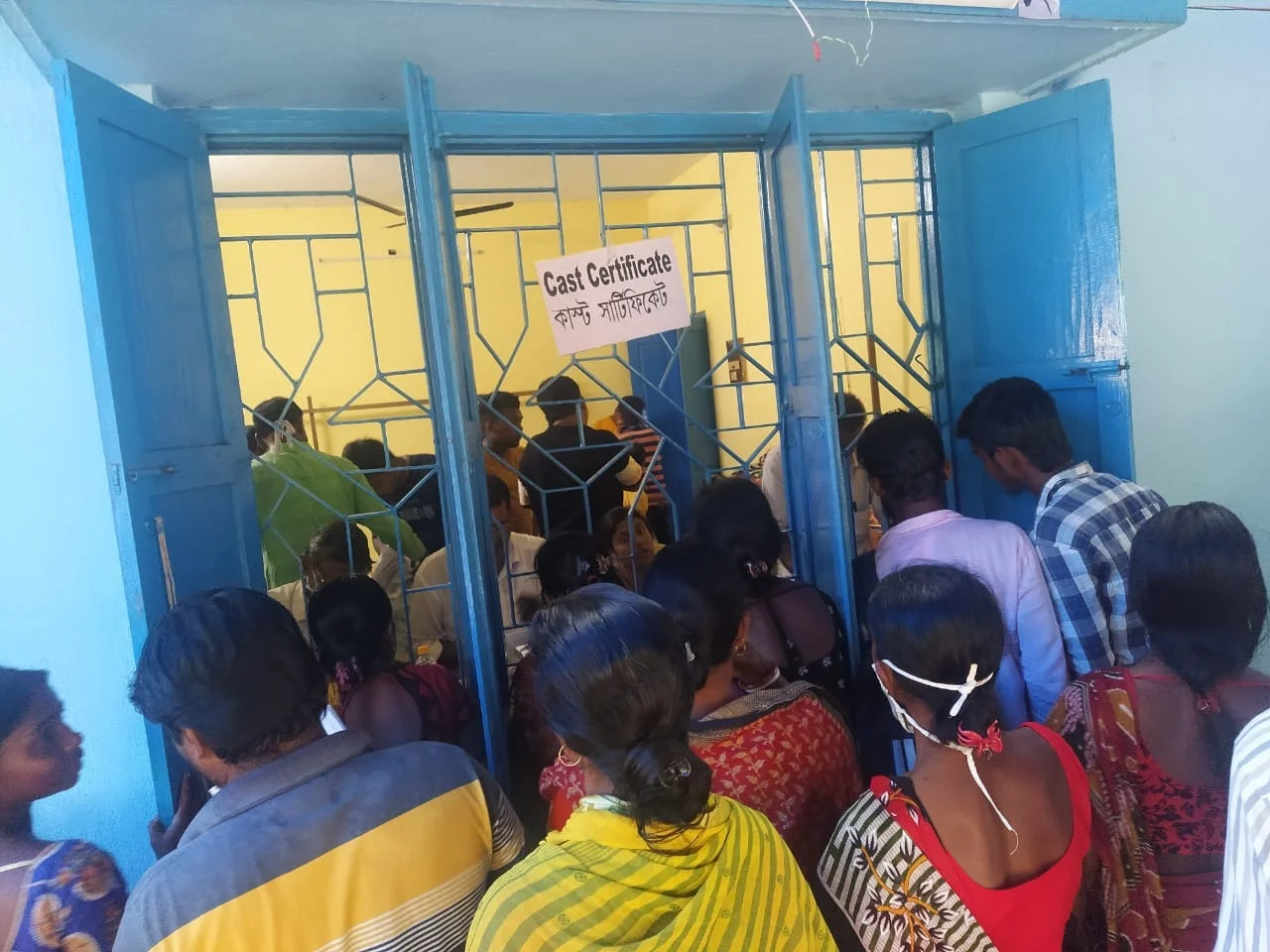 দুয়ারে সরকারের ক্যাম্পের দিন শিক্ষা প্রতিষ্ঠান বন্ধ থাকায়  হয়রানির শিকার আবেদনকারীরা