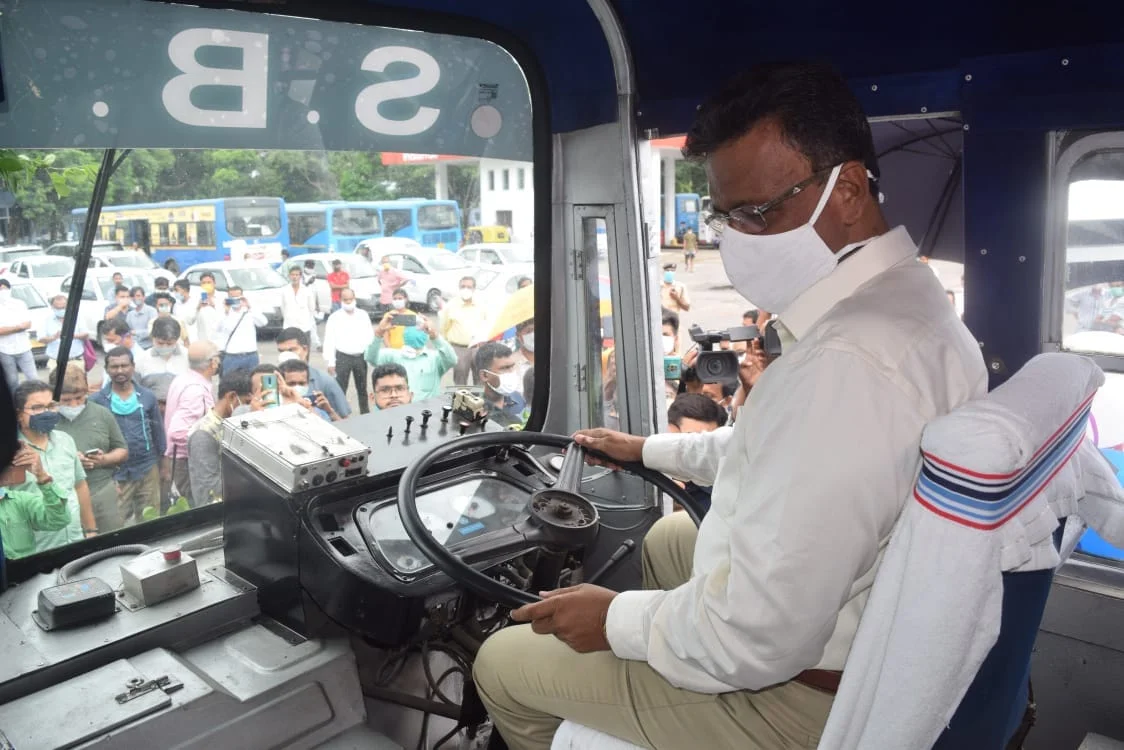 সিএনজি -ডিজেল চালিত বাসের উদ্বোধন করে ফের চালকের আসনে ফিরহাদ