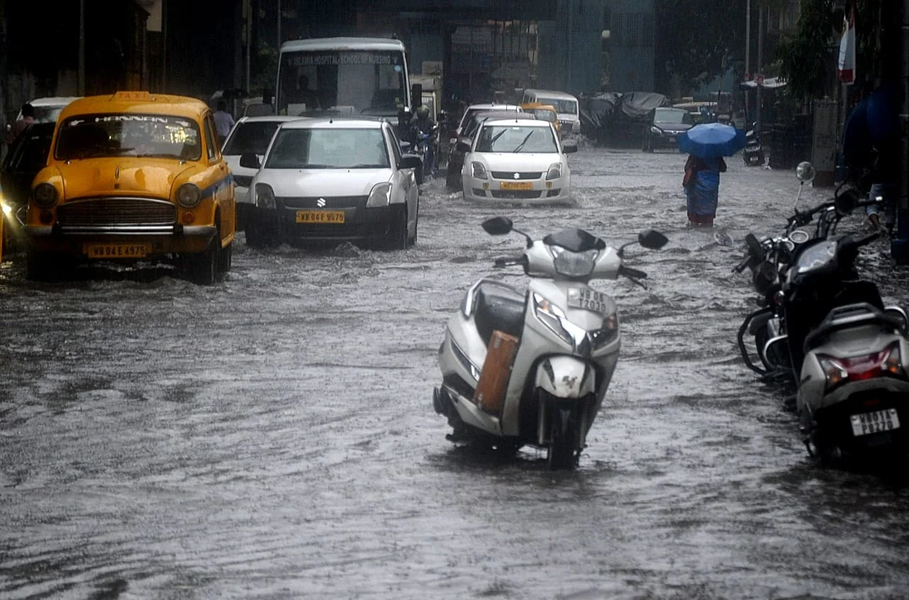 ফের ভারী বৃষ্টির পূর্বাভাস বঙ্গে, একাধিক এলাকা জলের তলায়