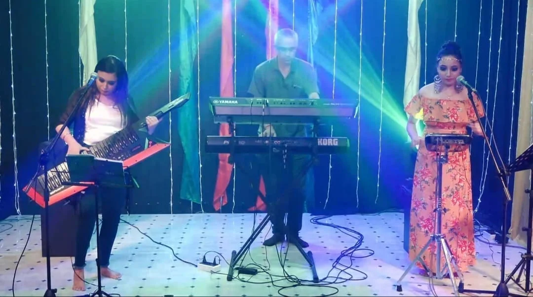 করোনায় সচেতনতার বার্তা দিয়ে মেডিকেল কর্মী সহ পুলিশ-প্রশাসনকে স্যালুট জানালো ‘গ্রুভস’