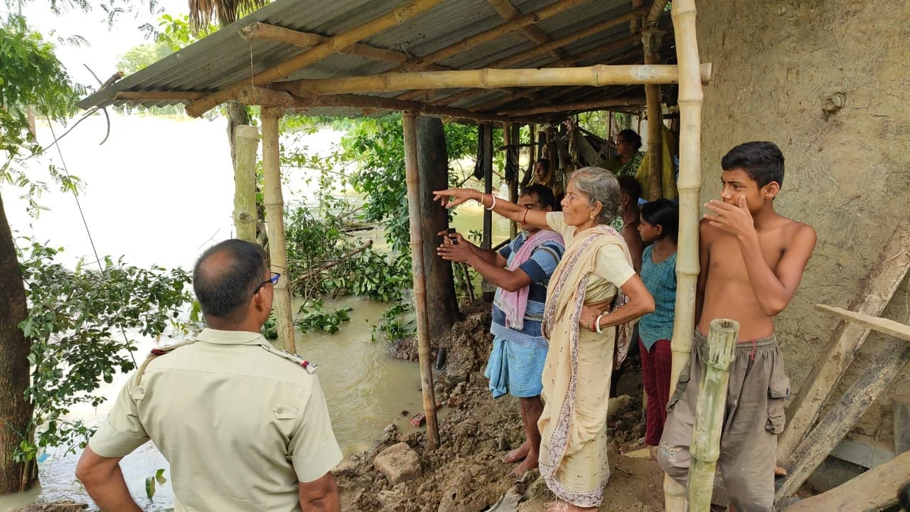 জল স্তর নামলেও এখনও  অনেক  গ্রাম বিচ্ছিন্ন, জমি জলের তলায়