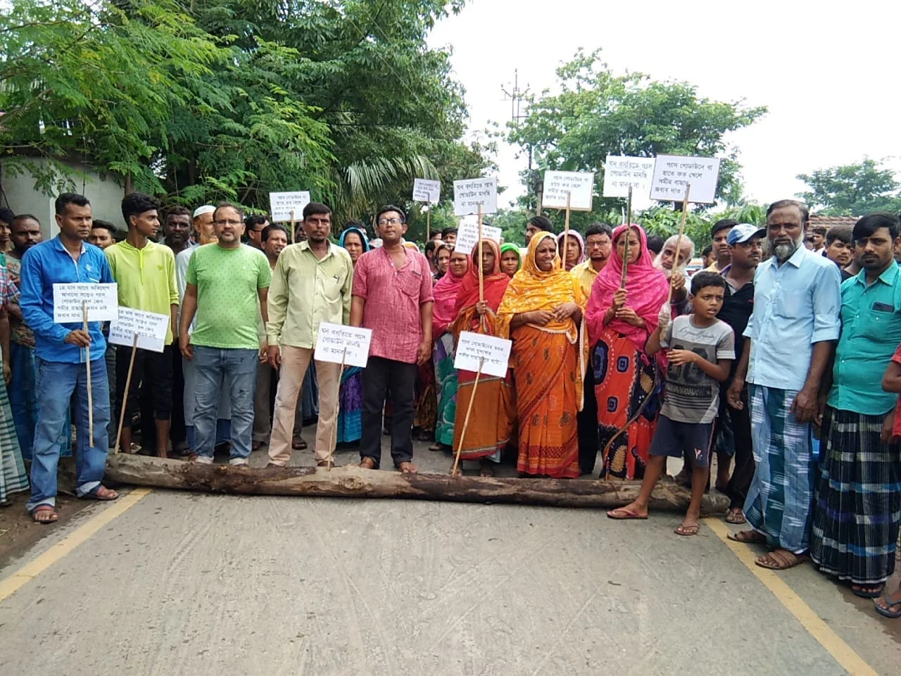 গ্রামের মধ্যে গ্যাসের গোডাউন করা যাবে না,  প্ল্যাকার্ড, ফেস্টুন, ব্যানার নিয়ে রাস্তা অবরোধ গ্রামবাসীদের
