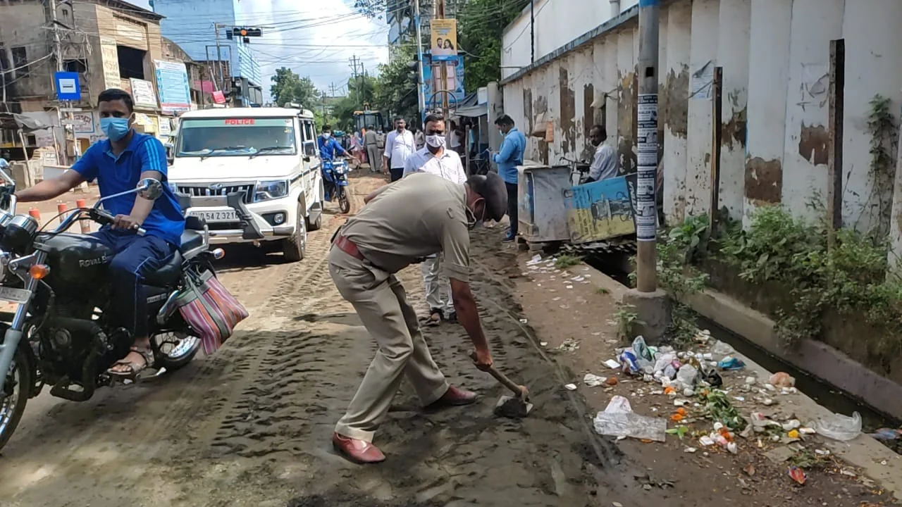 বেহাল রাস্তা সংস্কারের কাজে হাত লাগালেন পুলিশ কর্মীরা